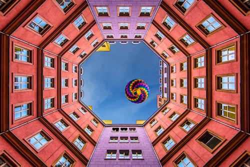 Renee Doyle, Shapes and Swirls (Innenhof, Häuser, Fassaden, Perspektive, Untersicht, Himmelsauschnitt, Heißluftballon, Architektur, Konstruktion, Wunschgröße, Fotkunst, Wohnzimmer, Büro, Business, bunt)