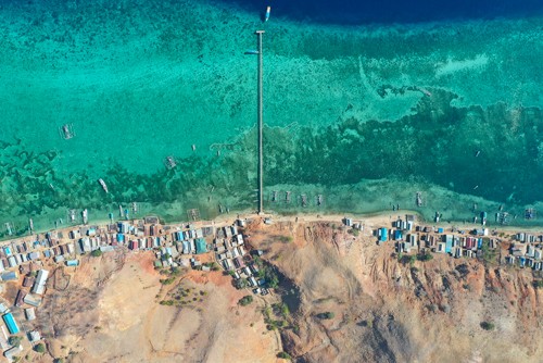 Masrie, Musianshah (Ozean, Meer, Strand, Fischerei, Boote, Hütten, Malaysia, Vogelperspektive, Luftbild, Fotografie, Geografie, Wunschgröße, Treppenhaus, blau/grün/bunt)