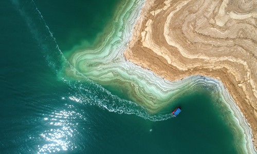 Meirovich, Salty Crossing (Ozean, Meer, Boot, Küste, Strand, Sand, Vogelperspektive, Luftbild, Fotografie, Geografie, Wunschgröße, Treppenhaus, grün, beige)