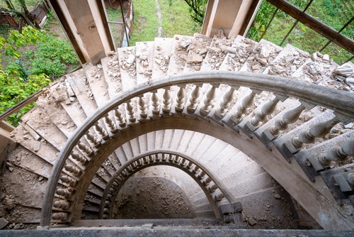 Roman Robroek, Concrete Spiral (Treppe, Freitreppe, Wendeltreppe, Spirale, historisch, Ruine, Verfall, Fotografie, Wunschgröße, Treppenhaus)