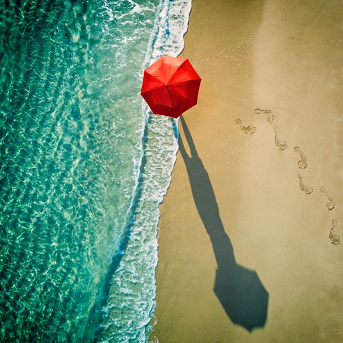 Ambra, Deep Water (Strand, Meer, Wellen, Urlaub, roter Sonnenschirm, Spaziergänger, Meeresbrise, Fotografie, Vogelperspektive, Luftbild, Wunschgröße, Treppenhaus)