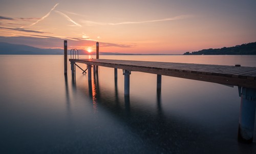 Dmitri Kirshner, First Light (See, Landschaft, Sonnenaufgang, Steg, Badesteg, Morgengrauen, Stille, Horizont, Fotografie, Wunschgröße, Schlafzimemr)