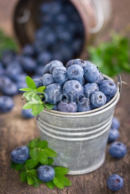 pilipphoto, Blueberries in the small bucket (blueberry, obst, obst und gemÃ¼se, essen und trinken, reif, abnehmen, leaf, blau, essen, imbiss, makro, erfrischend, frische, saftiges, herbst, sommer, natur, close-up, nachspeise, organisch, sich gesund ernÃ¤hren, feinschmecker, hintergrund, ackerbau, al)