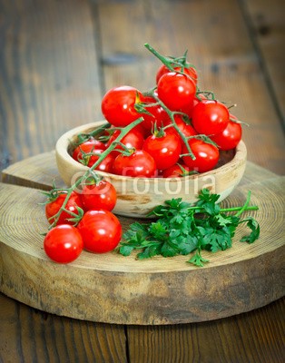 pilipphoto, Cherry tomatoes (kirschtomate, gemüse, essen, ackerbau, sich gesund ernähren, roh, organisch, fleischloses essen, lebensmittelgeschäft, haufen, bündel, frische, grün, rot, foto shooting, makro, niemand, vertika)