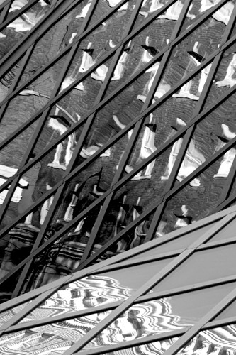 Gillian Lindsay, Urban Sprawl (Architektur, Glasfenster, Spiegelungen, Fassaden, Detail, Raster,Gitter, Rahmen, Fotokunst, Wunschgröße, Büro, Wohnzimmer, Business, schwarz/weiß)