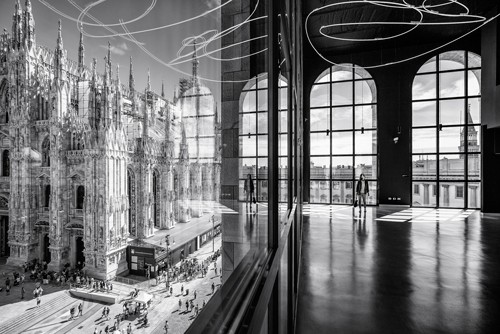 Marco Tagliarino, Novecento`s Reflections (Mailänder Dom, Spiegelung, Glasscheibe, Fotokunst, modern, Wunschgröße, Büro, Wohnzimmer, schwarz/weiß)