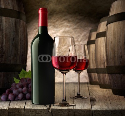 psdesign1, 2 Rotweingläser mit Flasche und Fässern (weinkeller, weinfass, weinprobe, weinstock, holztisch, weinflasche, weingläser, rotwein, weinblatt, rot, glas, bordeaux, burgunder, wein, verkostung, spaß, luxus, merlot, blumenstrauss, sommelier, jahrgang, shiraz, steinwand, fas)