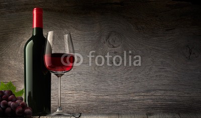 psdesign1, Weinglas mit Flasche vor Holzwand (rotwein, weinflasche, weingläser, rot, glas, holzwand, weinstock, weintraube, bordeaux, burgunder, wein, verkostung, weinkeller, weinprobe, spaß, luxus, merlot, blumenstrauss, sommelier, jahrgang, shiraz, flasche, weinstock, weinblatt, fass, hol)