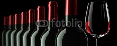 psdesign1, Weinflaschenreihe mit Glas (rotwein, auslese, anbieten, sortiment, weinkeller, weinflasche, wein, bordeaux, rot, glas, burgunder, weinprobe, weinstock, verkostung, spaß, luxus, merlot, blumenstrauss, sommelier, jahrgang, shiraz, flasche, fass, einkäufer, progressio)