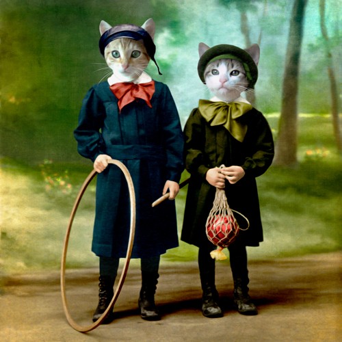 Martine Roch, The Good Kids (Kinder, Katzen, Hulahupp-Reifen, Ball, Nostalgie, Hüte, Kleider, witzig, Humor, Tierportrait, Anthropomorphismus, Malerei, Wunschgröße, Wohnzimmer, Treppenhaus, bunt)