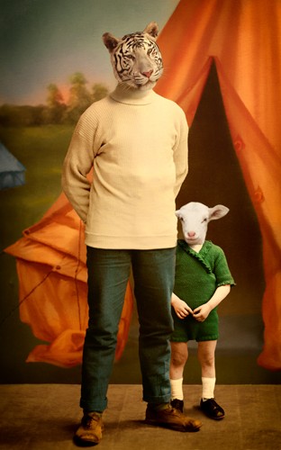 Martine Roch, Summer Camp (Vater und Sohn, Tiger, Schaf, Lamm, Zelt, Camping, witzig, Humor, Tierportrait, Anthropomorphismus, Malerei, Wunschgröße, Wohnzimmer, Treppenhaus, bunt)