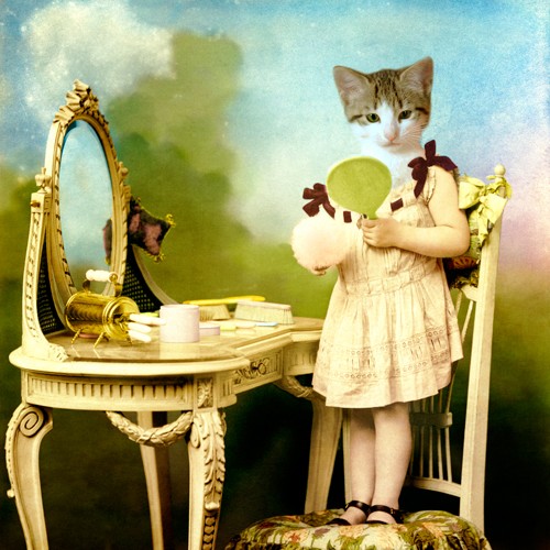 Martine Roch, The Impersonator (Katze, Toilettentisch, Spiegel,  Tierportrait,  Kleid, Kind, Anthropomorphismus, Malerei, Wunschgröße, Wohnzimmer, Treppenhaus, bunt)