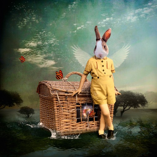 Martine Roch, The Guardian of the Universe (Hase, Flügel, Wächter, Korb, Schmetterlinge, surreal, witzig, Humor, Tierportrait, Anthropomorphismus, Malerei, Wunschgröße, Wohnzimmer, Treppenhaus, bunt)