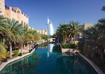 Rainer Mirau, Dubai III (Palmen, Blickachse, Burj al Arab, Hotel, Luxus, Architektur, Tourismus, Urlaub, Städte,  modern, Wunschgröße, Fotokunst, Wohnzimmer, bunt)