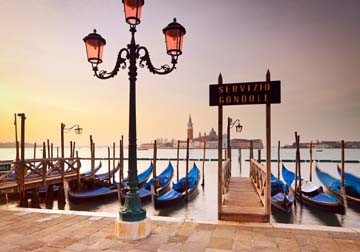 Rainer Mirau, Venedig I (Laterne, Lagune, Gondeln, San Giorgio, Abendszene, Beleuchtung, Städte, Italien, Fotokunst, Wunschgröße, Wohnzimmer, bunt)
