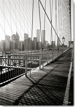 Ralf Uicker, Brooklyn Bridge Walkway (Wunschgröße, Fotokunst, Metropole, USA, New York, Brücke, Brooklyn Bridge, Skyline, Streben, Stahlseile, Fußgängerweg, Architektur, Wohnzimmer, Treppenhaus, Jugendzimmer, Büro, schwarz/weiß)