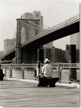 Ralf Uicker, New York Man at the Brooklyn II (Wunschgröße, Fotokunst, Metropole, USA, New York, Brücke, Brooklyn Bridge, Brückenpfeiler, Architektur, Pause, Sitzbank, Wohnzimmer, Treppenhaus, schwarz / weiß)