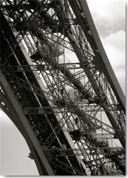 Ralf Uicker, Paris Eiffel I (Wunschgröße, Fotografie, Architektur, Eiffelturm, Konstruktion, Eisenstreben,  Metropole, Paris, Frankreich, Wohnzimmer, Büro, schwarz / weiß)