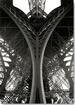 Ralf Uicker, Paris Eiffel II (Wunschgröße, Fotografie, Architektur, Eiffelturm, Konstruktion, Eisenstreben,  Metropole, Paris, Frankreich, Wohnzimmer, Büro, schwarz / weiß)