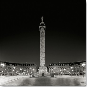 Ralf Uicker, Paris Place Vendôme II (Wunschgröße, Fotokunst, Metropole, Paris, Platz, Triumphsäule, Siegessäule Säule,Nachstszene, Beleuchung,  Frankreich, Wohnzimmer, Schlafzimmer, schwarz / weiß)