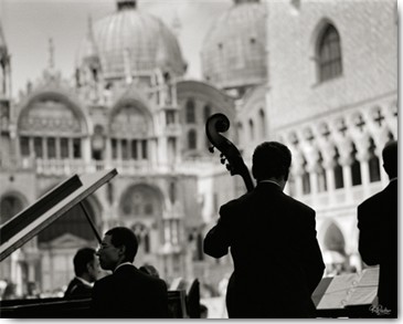 Ralf Uicker, Venezia San Marco Musicians (Wunschgröße, Fotokunst, Architektur, San Marco, Venedig, Markusplatz, Musikkapelle, Café, Italien, Wohnzimmer, schwarz / weiß)