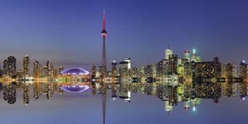 Rainer Mirau, Toronto Skyline (Hauptstadt, Metropole, Kanada, CN Tower, Skyline, Architektur, Abendszene, Beleuchtung, Reflexionen, Städte, Fotokunst, Wunschgröße, Wohnzimmer, bunt)