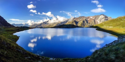 Roberto Moiola, Lago Nero (Landschaftsfotografie, Bergsee, Berge, Gebirge, Spiegelungen, Wolken, Natur, Wohnzimmer, Arztpraxis, Wunschgröße, Fotografie, bunt)