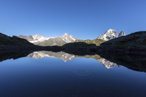 Roberto Moiola, Les Drus (Landschaftsfotografie, Bergsee, Berge, Gebirge, Spiegelungen, Wolken, Natur, Wohnzimmer, Arztpraxis, Wunschgröße, Fotografie, bunt)