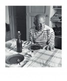 Robert DOISNEAU, Les Pains de Picasso, 1952 (Picasso, Künstler, Küchentisch, nachdenklich, Portrait, Nostalgie, Wohnzimmer, Treppenhaus,  Fotokunst, schwarz/weiß)