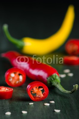 Robert Neumann, bunte Peperoni (pepperoni, chilies, schot, zutaten, schÃ¤rengÃ¼rtel, pfeffer, paprika, rot, chili pepper, wÃ¼rzig, essen, gemÃ¼se, gewÃ¼rtz, schwarz, gelb, grÃ¼n, pfeffer, scmusen, stiel, obst, rezepte, stilleben, mehrere, dekoration, aroma, aromatisch, lang, chilie)