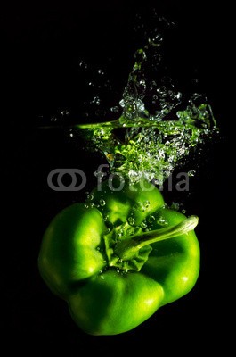 Robert Neumann, grÃ¼ne Paprika fÃ¤llt ins Wasser (paprika, gemÃ¼se, grÃ¼n, schwarz, hintergrund, fallen, stiel, obst, essen, veganer, kÃ¼che, schlag, frisch, erfrischend, zutaten, kochen, sauber, flÃ¼ssig, flÃ¼ssigkeit, unterwasser, spritze, eines, nass, vitamine, salate, blase, durchsichtig, dunk, tauch)