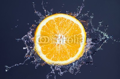 Robert Neumann, Orange Splash (orange, splash, wasser, spritze, obst, durst, vitamine, frisch, schÃ¼ssel, obst, gesund, trinken, erfrischend, zitrone, saft, rieseln, diÃ¤t, flÃ¼ssigkeit, limonade, saftbar, trinken, tropisch, platsch, gesundheit, vegan, veganer, gelb, frisc)