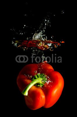 Robert Neumann, rote Paprika fÃ¤llt ins Wasser (paprika, gemÃ¼se, rot, schwarz, hintergrund, fallen, stiel, obst, essen, veganer, kÃ¼che, schlag, frisch, erfrischend, zutaten, kochen, sauber, flÃ¼ssig, flÃ¼ssigkeit, unterwasser, spritze, eines, nass, vitamine, salate, blase, durchsichtig, dunk, tauche)