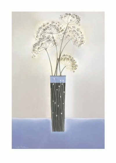 Marilyn Robertson, ANGELICA (Malerei, Stillleben, Blumen, Blüten, Vase, Dolden, dekorativ, Schlafzimmer, Treppenhaus, Wohnzimmer, blau / grau)