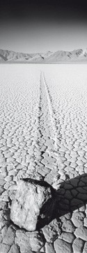 Rod Edwards, The Race Track, USA (Photokunst, Fotokunst, Landschaftsfotografie, Spur, Spurrille, Stein, Landschaften, Wüste, Berge, schwarz/weiß)