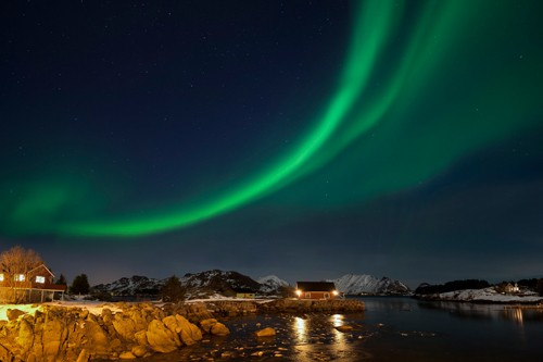 Rolf Fischer, Ballstad Lofoten Nordlicht (Wunschgröße, Landschaftsfotografie, Norwegen, Aurora Borealis, Nordlichter, Naturphänomen, Inselgruppe, Meer, Häuser, Nachtszene, Büro,  Wohnzimmer, Flur, Treppenhaus, bunt)