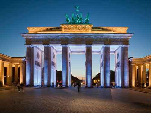 Rolf Fischer, Brandenburger Tor I (Wunschgröße, Fotokunst, Brandenburger Tor, Quadriga, Wahrzeichen, Symbol, Metropole, Berlin, Architektur, Nachtszene, Beleuchtung, Flur, Treppenhaus, Wohnzimmer, bunt)