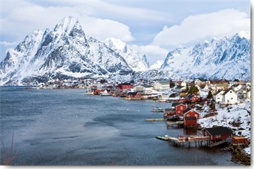 Rolf Fischer, Reine Lofoten im Winter (Wunschgröße, Landschaftsfotografie, Norwegen, Inselgruppe, Meer, Häuser, Hütten, Eis, Berge, Wohnzimmer, Flur, Treppenhaus, bunt)