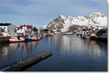 Rolf Fischer, Henningsvaer Hafen Lofoten im Winter (Wunschgröße, Landschaftsfotografie, Norwegen, Inselgruppe, Meer, Häuser, Hütten, Eis,  Wohnzimmer, Flur, Treppenhaus, bunt)