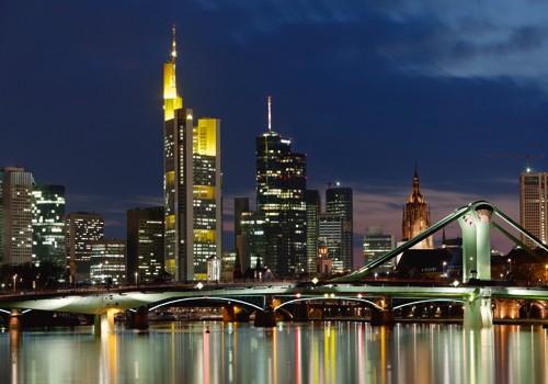 Rolf Fischer, Frankfurt Main Skyline Abend (Wunschgröße, Fotokunst, Metropole, Frankfurt, Fluss, Main, Skyline, Brücke, Abendszenen, Reflexionen, Architektur, Flur, Treppenhaus, Wohnzimmer, bunt)