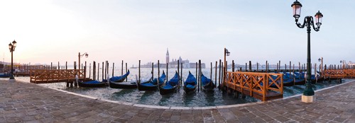 Rolf Fischer, Gondeln in Venedig (Wunschgröße, Fotokunst, Venetien, Venedig, Landschaft, Lagune, Gondeln, Flur, Treppenhaus, Wohnzimmer, bunt)