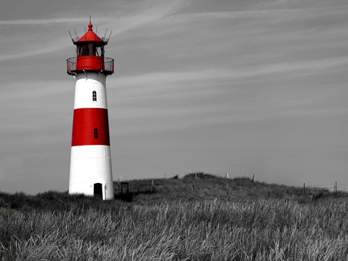 Rolf Fischer, Leuchtturm Sylt (Wunschgröße, Fotokunst, Sylt, Landschaftsfotografie, Leuchtturm, Insel, Nordsee, Meeresbrise, Dünengras, Wohnzimmer, Flur, Treppenhaus,rot / schwarz / weiß)