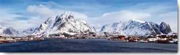 Rolf Fischer, Lofoten Reine Panorama Detail (Wunschgröße, Landschaftsfotografie, Norwegen, Inselgruppe, Meer, Häuser, Hütten, Eis,  Wohnzimmer, Flur, Treppenhaus, bunt)