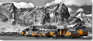 Rolf Fischer, Lofoten Reine Panorama mit gelben Häuser (Wunschgröße, Fotokunst, Landschaftsfotografie, Norwegen, Inselgruppe, Meer, gelbe Häuser, Hütten, Eis, Büro,  Wohnzimmer, Flur, Treppenhaus, schwarz / weiß)