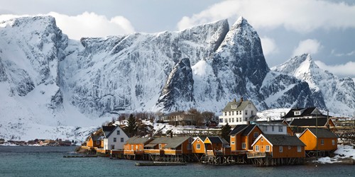 Rolf Fischer, Lofoten Reine - Panorama (Landschaftsfotografie, Norwegen, Inselgruppe, Meer, gelbe Häuser, Hütten, Eis, Gebirge, Felsen, Berge, Wohnzimmer, Flur, Treppenhaus, bunt)