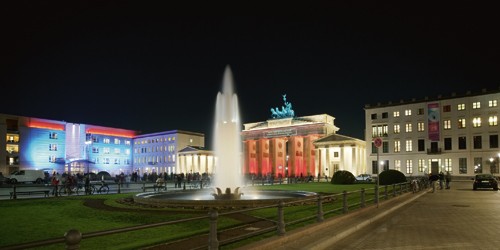 Rolf Fischer, Pariser Platz I (Wunschgröße, Fotokunst, Brandenburger Tor, Quadriga, Wahrzeichen, Symbol, Metropole, Berlin, Architektur, Nachtszene, Platz, Fontäne, Beleuchtung, Flur, Treppenhaus, Wohnzimmer, bunt)