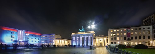 Rolf Fischer, Pariser Platz II (Wunschgröße, Fotokunst, Brandenburger Tor, Quadriga, Wahrzeichen, Symbol, Metropole, Berlin, Architektur, Nachtszene, Platz, Fontäne, Beleuchtung, Flur, Treppenhaus, Wohnzimmer, bunt)