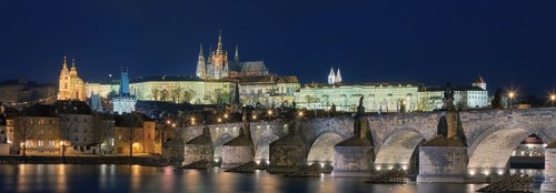 Rolf Fischer, Prag Karlsbrücke (Wunschgröße, Fotokunst, Prag, Karlsbrücke, Hradschin, Fluss, Moldau, Architektur, Nachtszene, Beleuchtung, Spiegelungen, Flur, Treppenhaus, Wohnzimmer, bunt)