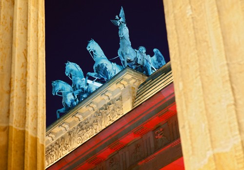 Rolf Fischer, Quadriga I (Wunschgröße, Fotokunst, Brandenburger Tor, Quadriga, Wahrzeichen, Symbol, Metropole, Berlin, Architektur, Nachtszene, Beleuchtung, Flur, Treppenhaus, Wohnzimmer, bunt)