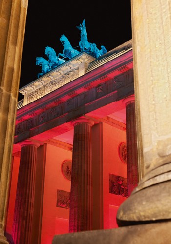 Rolf Fischer, Quadriga II (Wunschgröße, Fotokunst, Brandenburger Tor, Quadriga, Wahrzeichen, Symbol, Metropole, Berlin, Architektur, Nachtszene, Beleuchtung, Flur, Treppenhaus, Wohnzimmer, bunt)